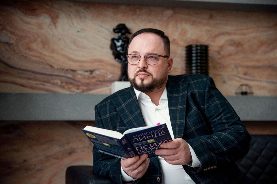 Анатолий Абашин - Бизнес-тренер по soft skills и методолог корпоративного обучения. 